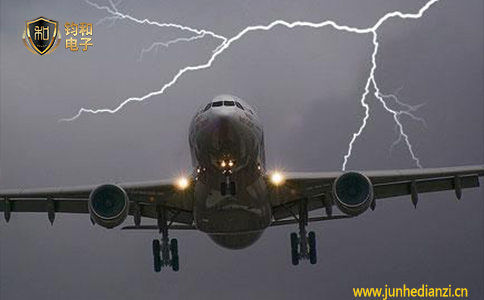 鈞和電子飛機觸發閃電