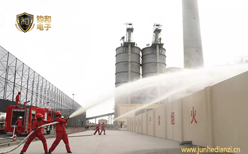 鈞和電子分享撫順一石油廠著火，疑似雷擊引發