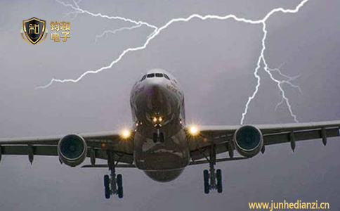 鈞和電子分享俄羅斯一架飛機降落時遭受雷擊