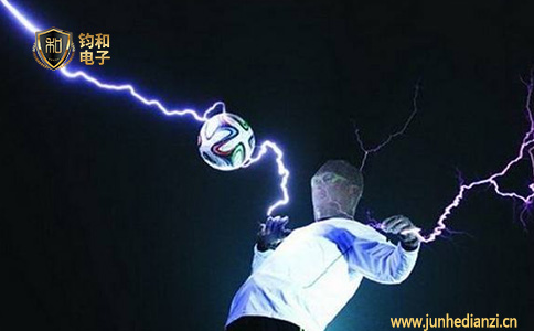 鈞和電子分享俄羅斯一足球門將帶金屬項鏈遭雷擊