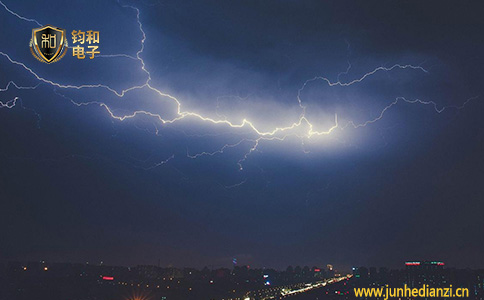 鈞和電子分享印度多地遭雷雨天氣，20多人因雷擊死亡