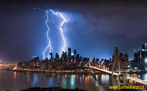 鈞和電子分享美國一男子雷雨天玩游戲遭雷擊