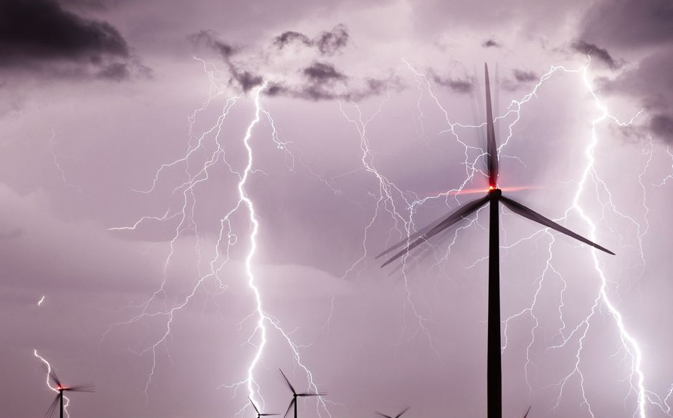 鈞和電子分享美國一風機遭雷擊葉片起火